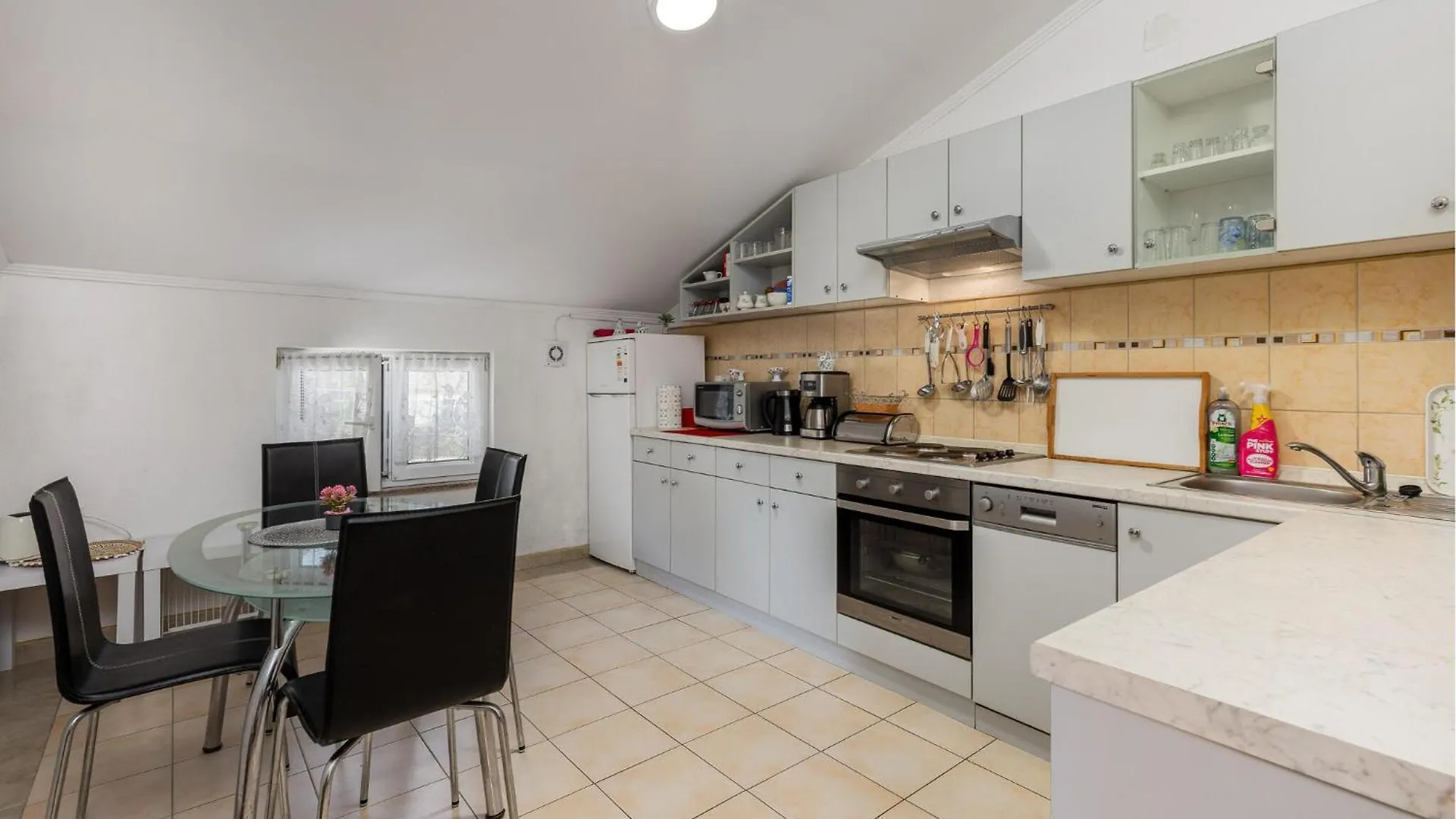 Beautiful Apartment In Opric With Wifi 0*,