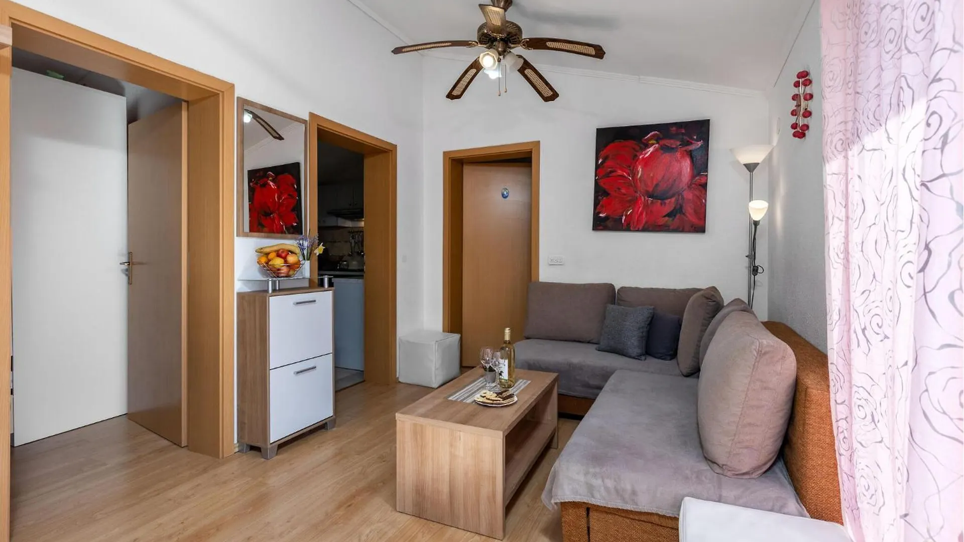 Beautiful Apartment In Opric With Wifi