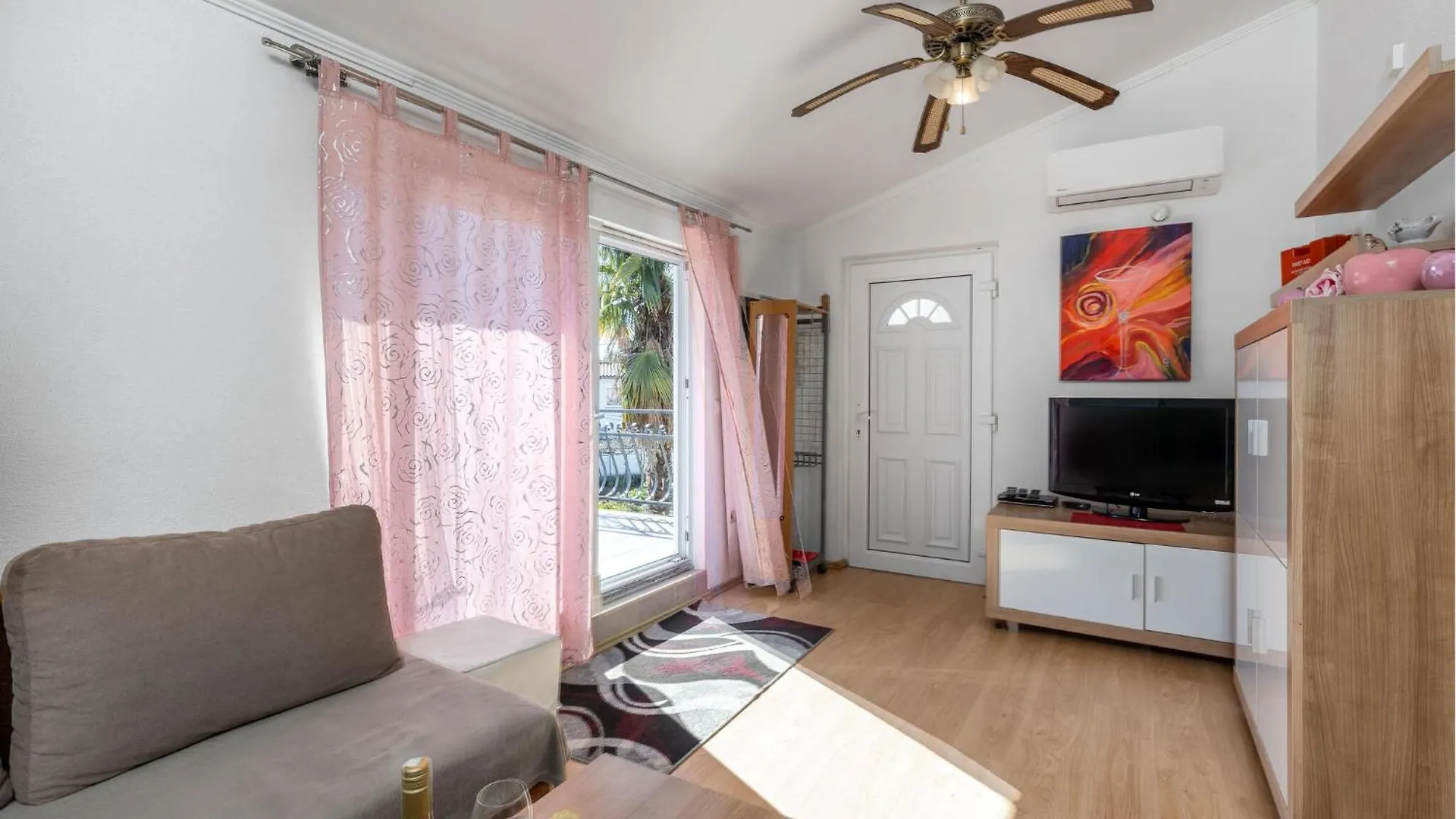 Beautiful Apartment In Opric With Wifi